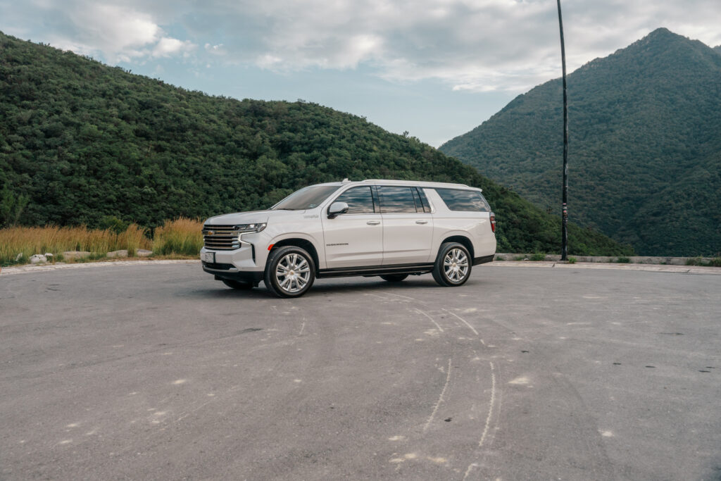 Suburban Blanca 2024 — foto 1