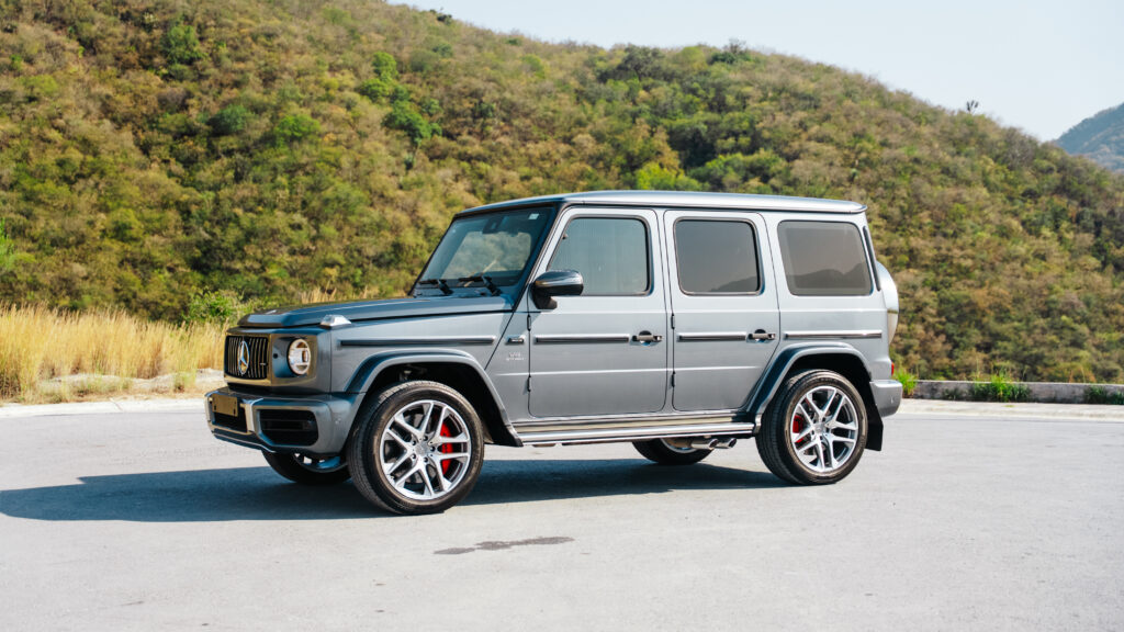 Mercedes-Benz G63 AMG 2024 gris — foto 1